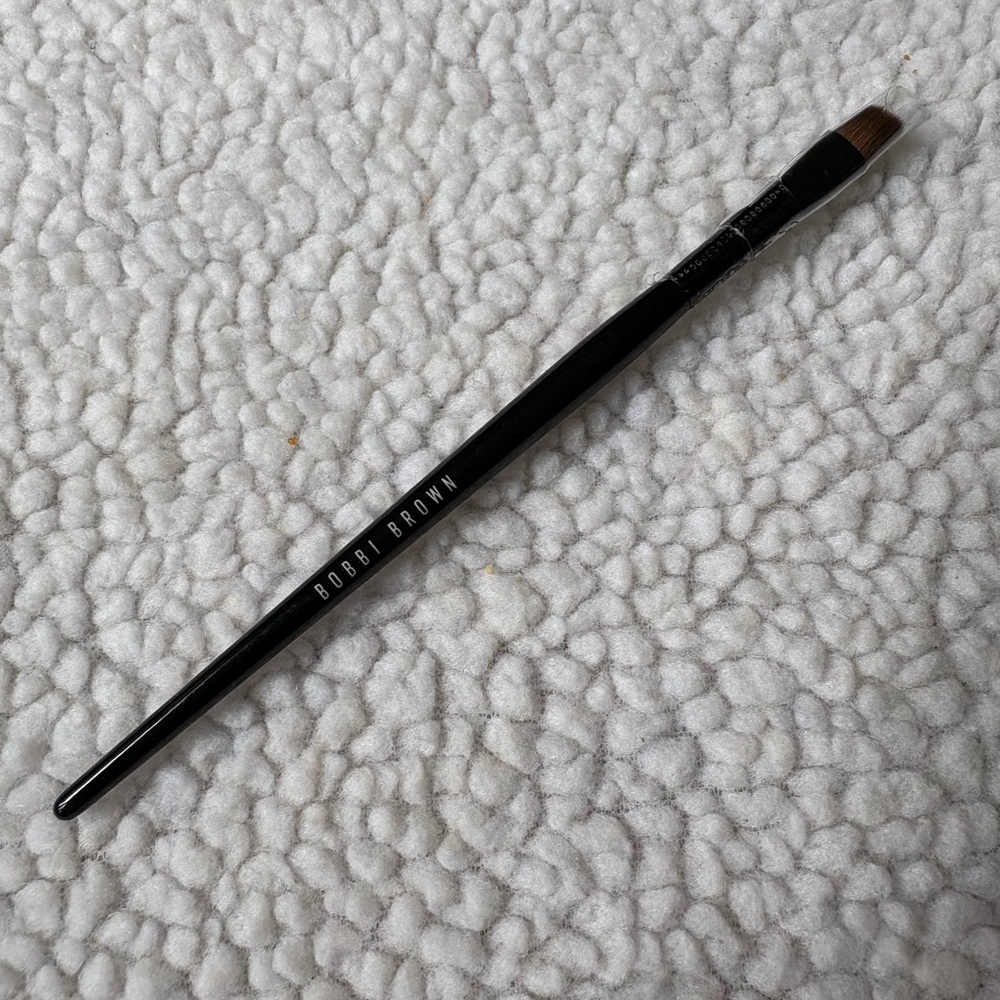 Bobbi Brown Angle Eye Shadow Brush - Picture 2 of 7